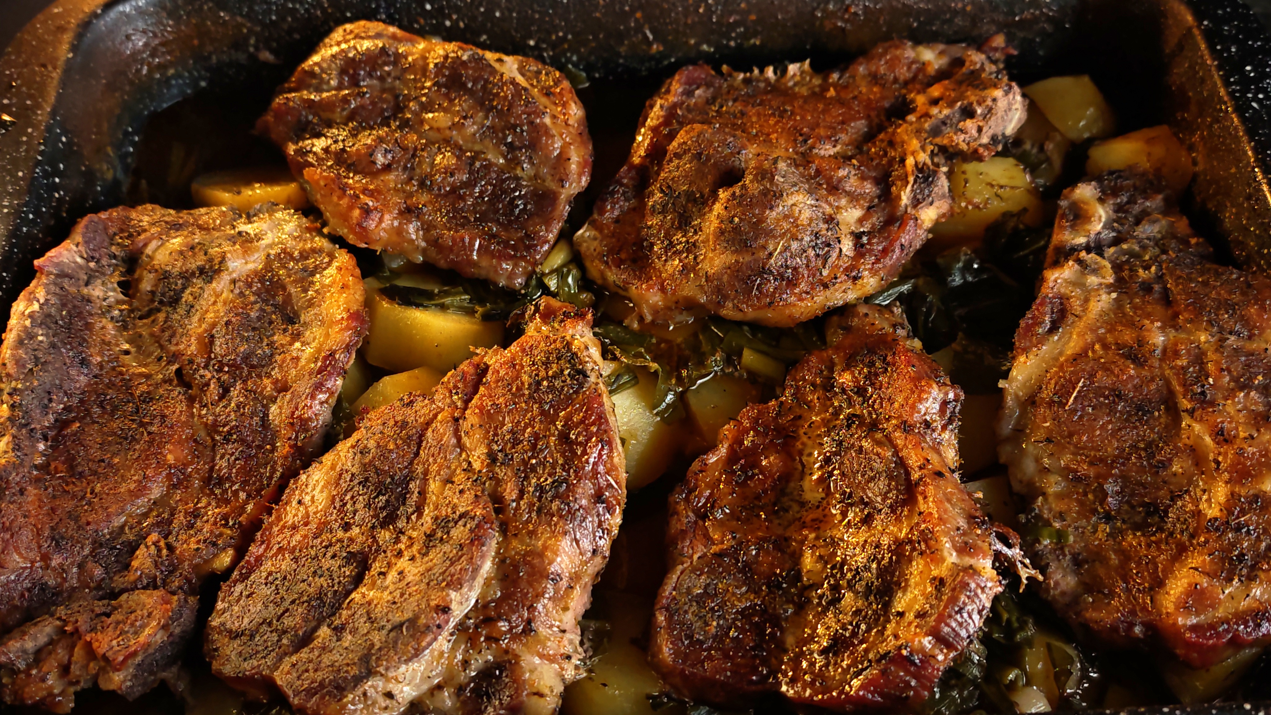 Friptură de porc cu cartofi și leurdă la cuptor – rețetă simplă și aromată