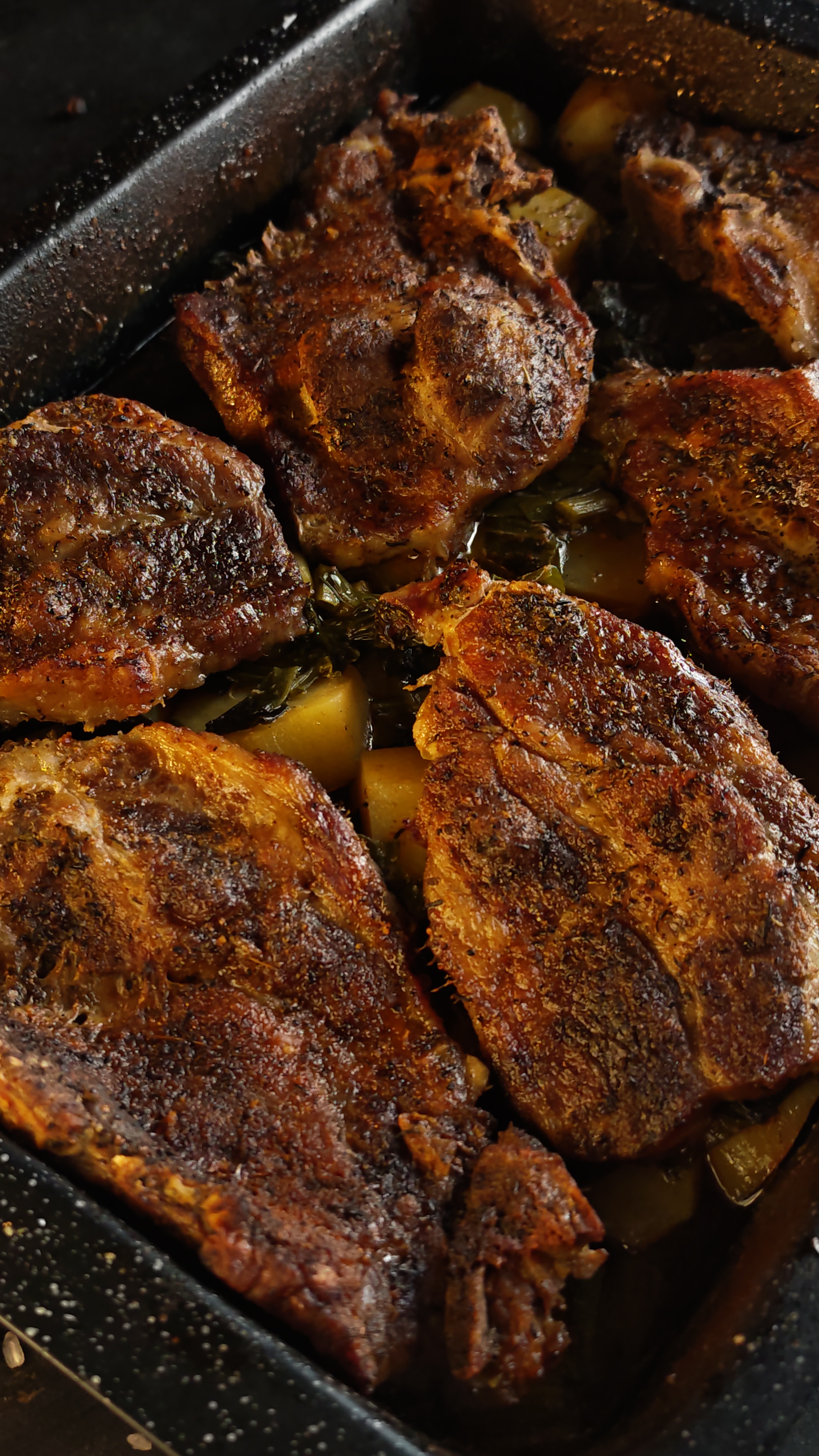 Friptură de porc cu cartofi și leurdă la cuptor – rețetă simplă și aromată