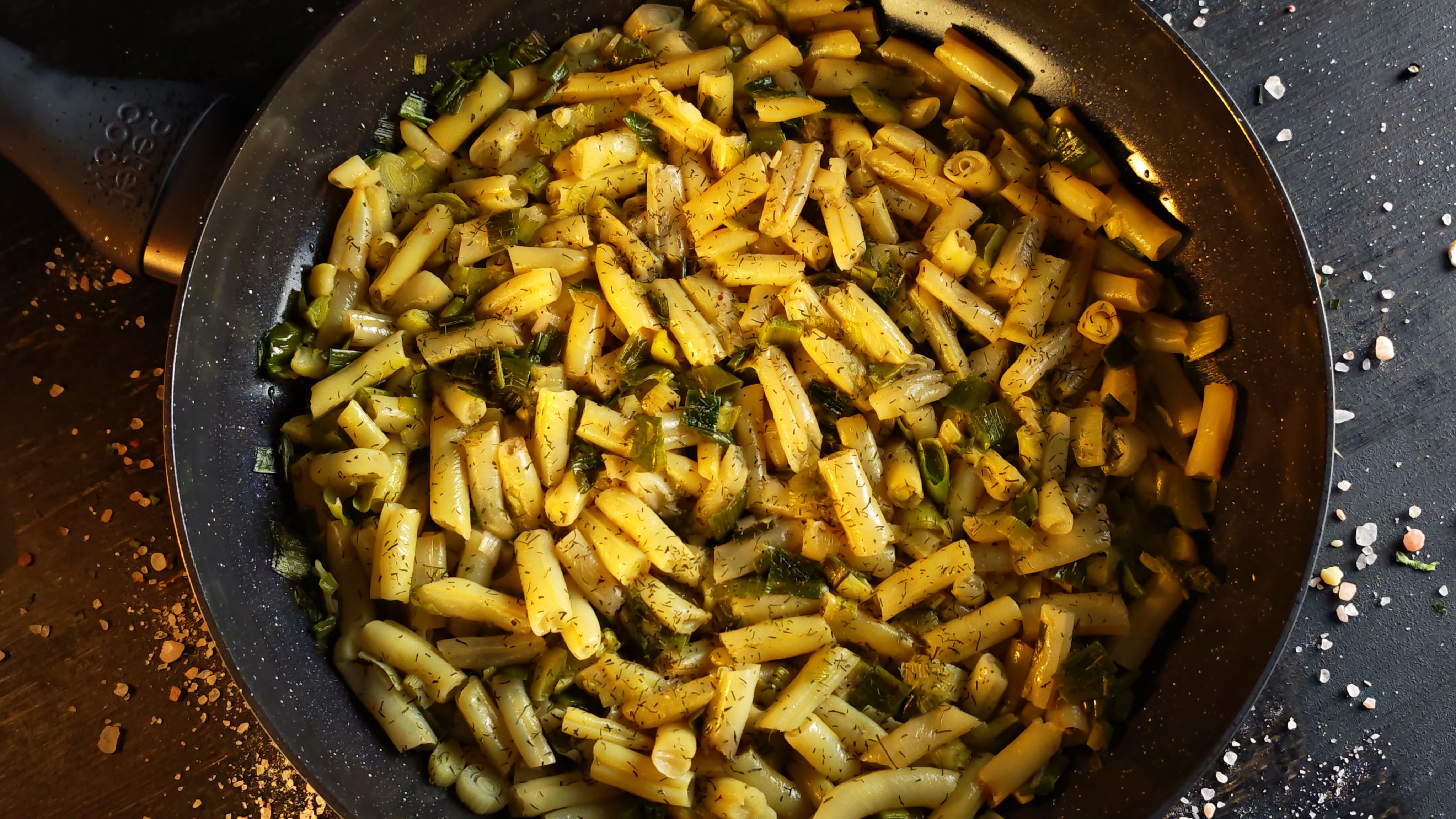 Garnitură de fasole galbenă cu usturoi verde - Cea mai simplă și gustoasă rețetă