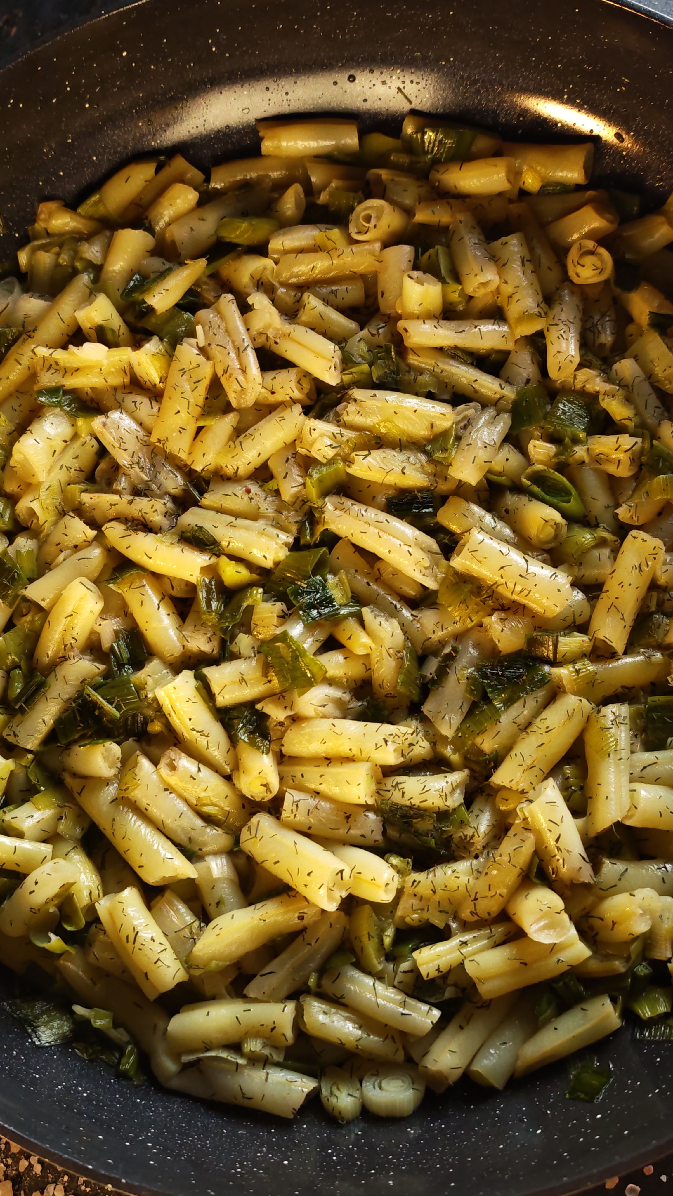 Garnitură de fasole galbenă cu usturoi verde - Cea mai simplă și gustoasă rețetă