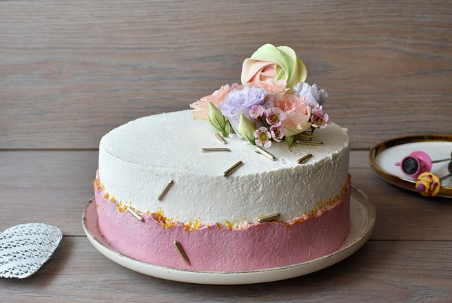 Tort cu crema de fistic, ciocolata si zmeura