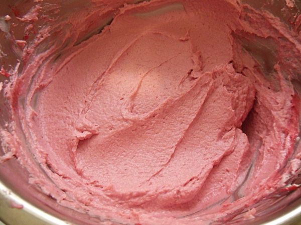 Tort cu crema de fistic, ciocolata si zmeura