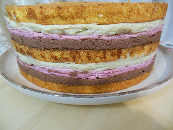 Tort cu crema de fistic, ciocolata si zmeura - Reteta delicioasa si aromata