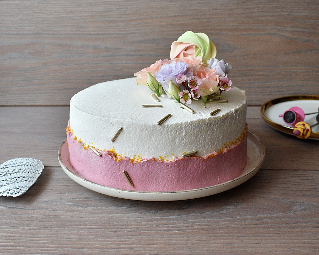 Tort cu crema de fistic, ciocolata si zmeura - Reteta delicioasa si aromata