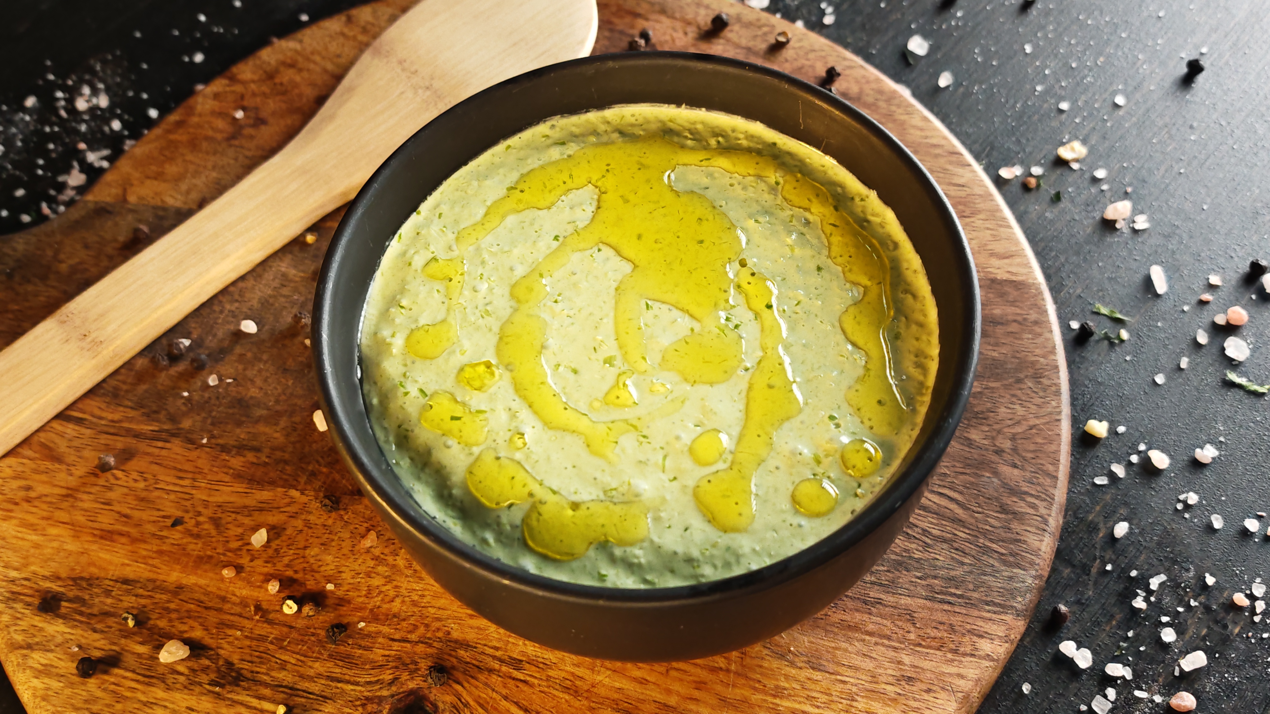Sos de usturoi verde – rețetă rapidă, aromată și perfectă pentru orice preparat