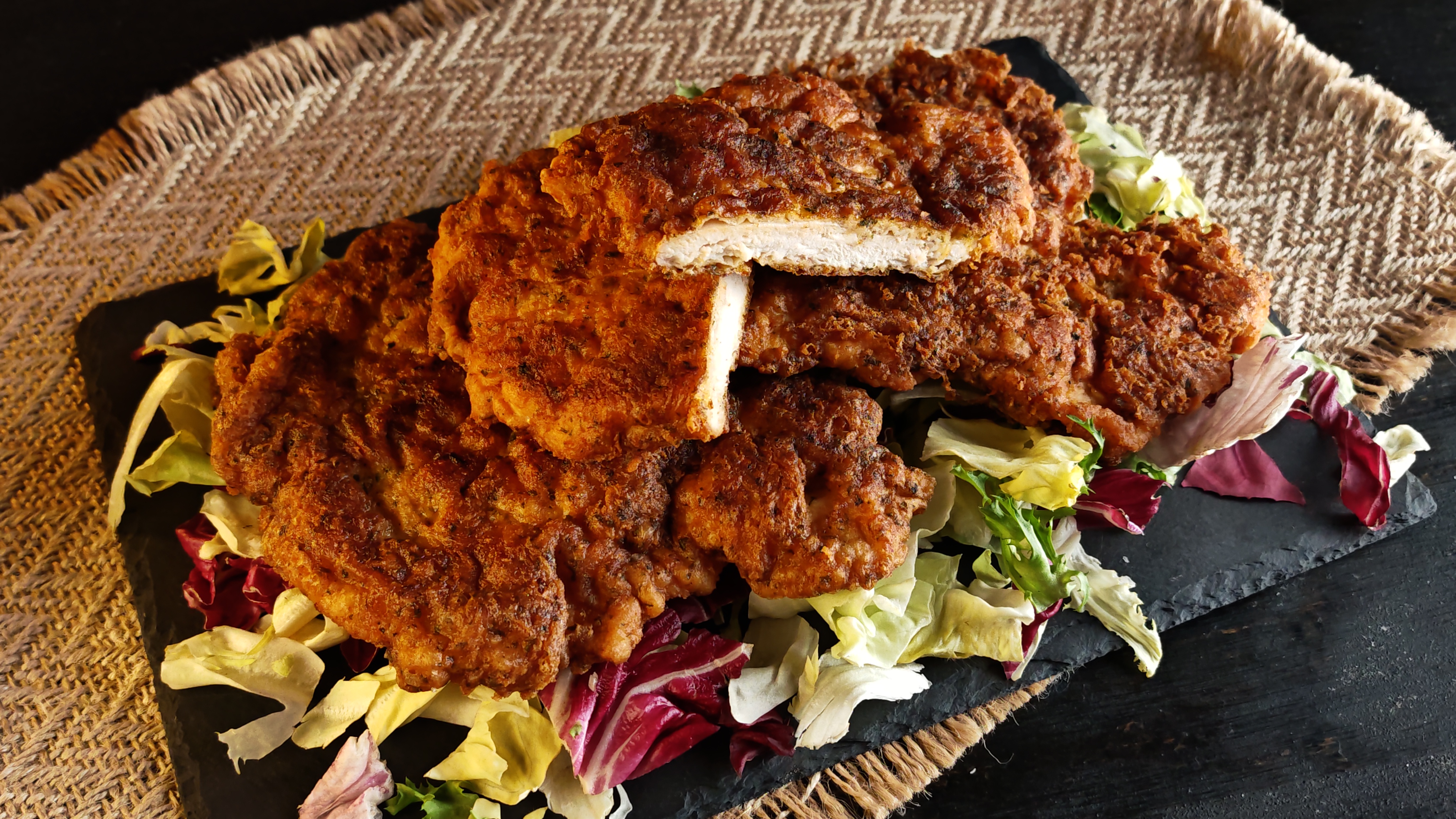 Șnițele în crustă de parmezan și ierburi - Rețeta gustoasă și aromată